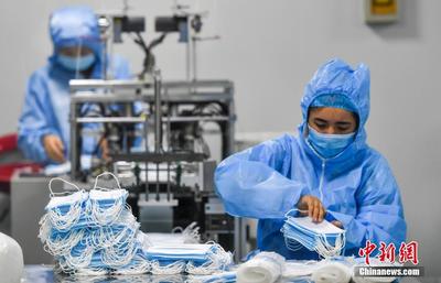 新疆企業(yè)恢復生產 連夜趕制醫(yī)用口罩隔離服